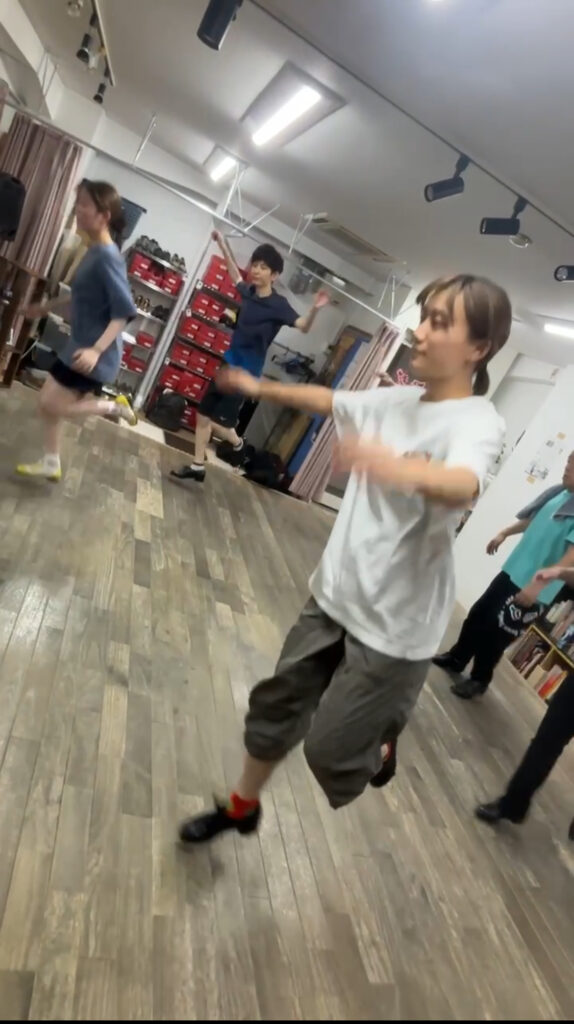 ステップを覚えるためには何度も練習します。 福岡市 タップダンス ANBTap Dance Studio