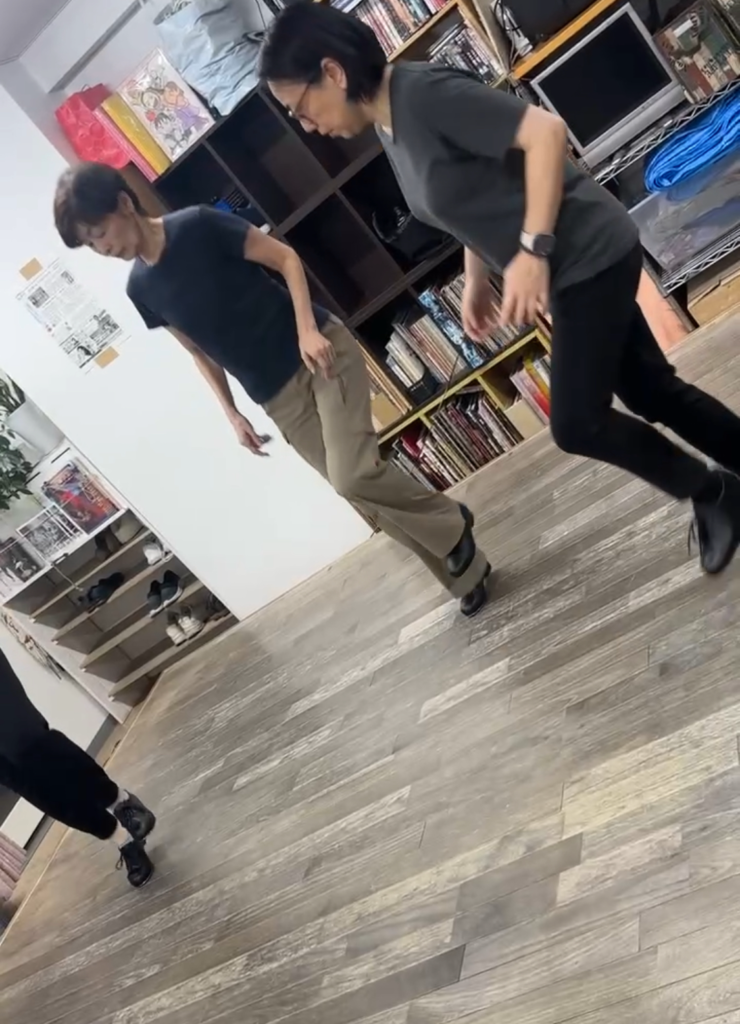歌いながらステップ練習の様子　福岡　タップダンススタジオ　ANB Tap Dance Studio