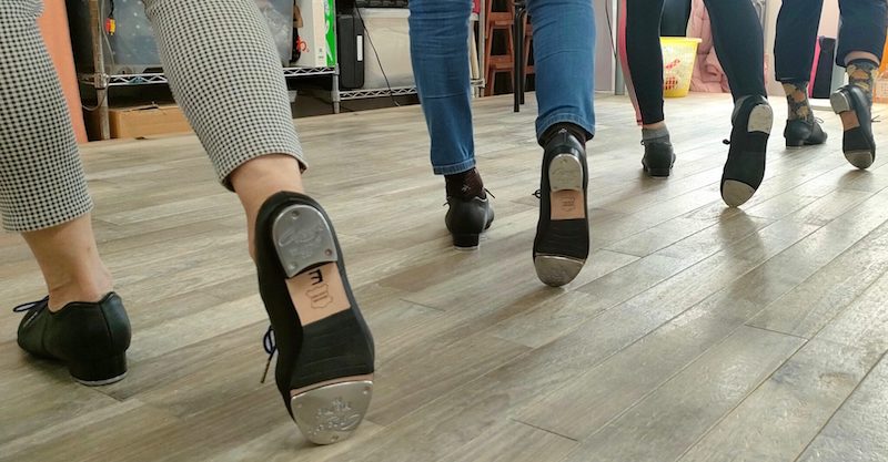 福岡のタップダンススタジオ、ANB Tap Dance Studioシニアクラスでのタップシューズ の裏側を見せてポーズ