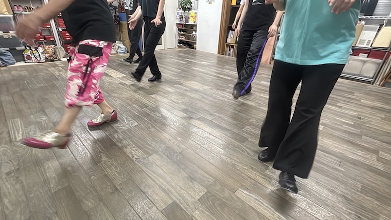 福岡のタップダンススタジオ　ANB Tap Dance Studio レッスン風景　足元